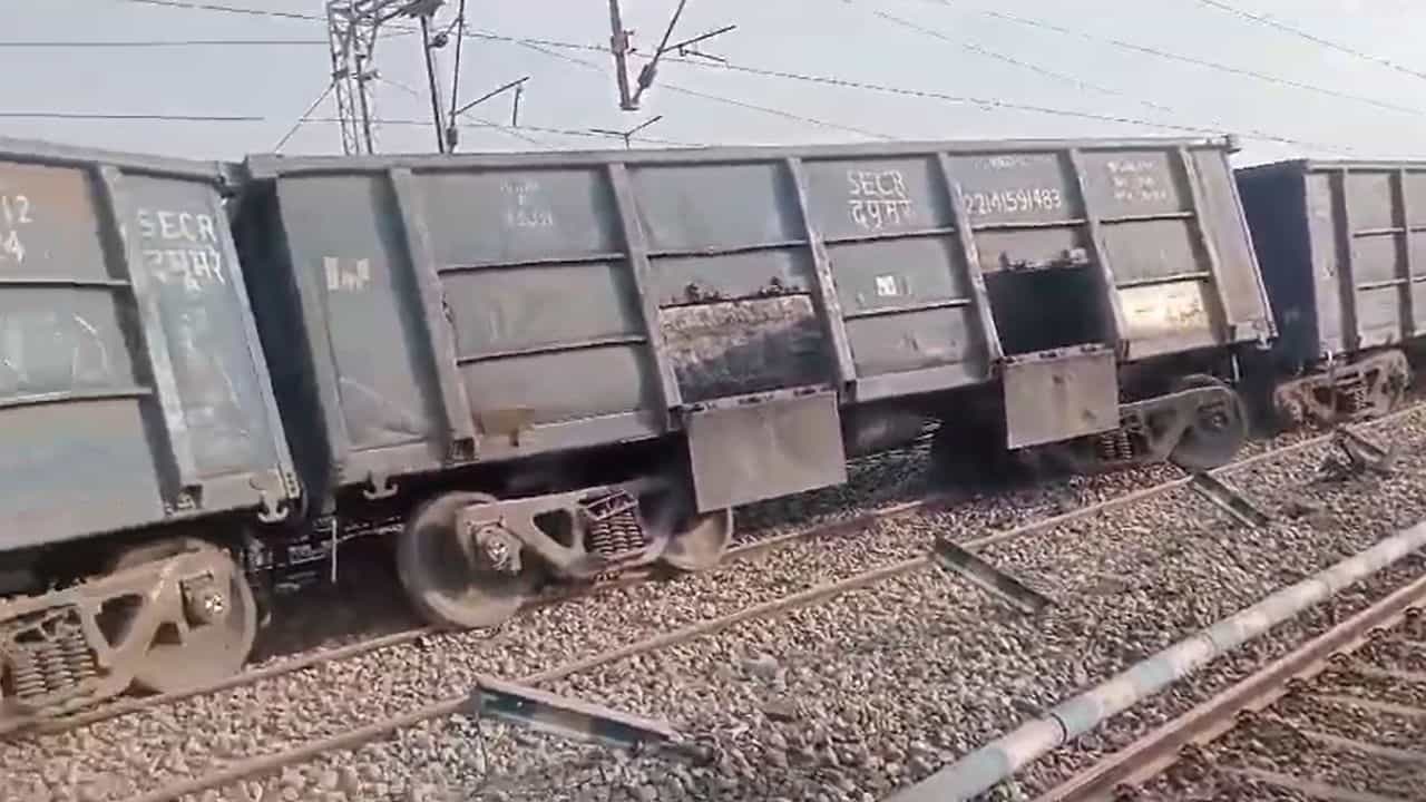 Derailed Goods Train: আবারও এক ঘটনা! এনজেপি যাওয়ার পথে লাইনচ্যুত মালগাড়ি Derailed Goods Train: আবারও এক ঘটনা! এনজেপি যাওয়ার পথে লাইনচ্যুত মালগাড়ি