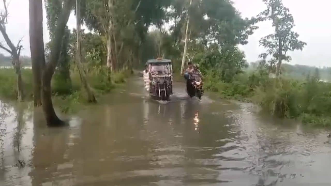 Flood: পুনর্ভবা, আত্রেয়ী ফুঁসছে; প্লাবিত দক্ষিণ দিনাজপুরও