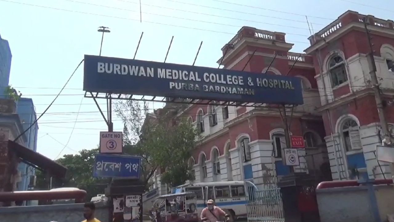 Burdwan Medical: পরণে শুধু অন্তর্বাসটুকু ছিল, বর্ধমান মেডিক্যালের এক ডাক্তারি পড়ুয়ার রহস্যমৃত্যু আজও রহস্যেই Burdwan Medical: পরণে শুধু অন্তর্বাসটুকু ছিল, বর্ধমান মেডিক্যালের এক ডাক্তারি পড়ুয়ার রহস্যমৃত্যু আজও রহস্যেই