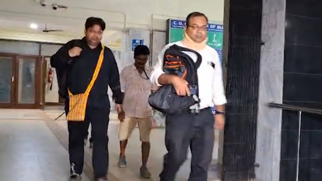 RG Kar: দ্রুত পোস্টমর্টেম না হলে রক্তগঙ্গা বইয়ে দেবে, তিলোত্তমার কাকা পরিচয় দিয়ে হুমকি দিয়েছিল ডাক্তারকে