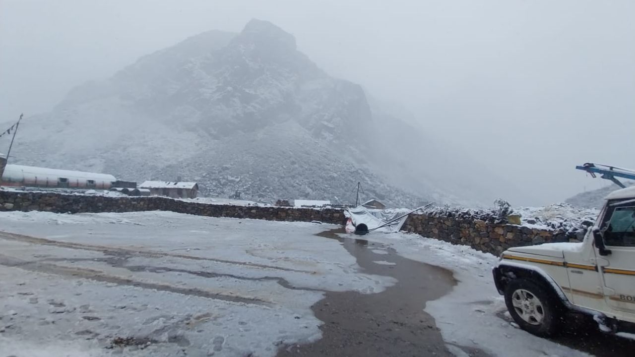 Snowfall: মরসুমের প্রথম তুষারপাত সিকিমে, বরফের চাদরে ঢাকল ছাঙ্গু