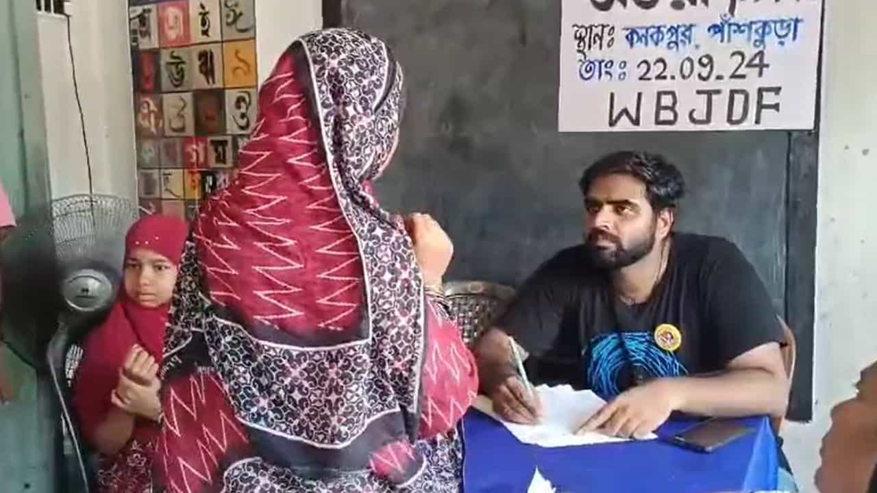 Health Camp: বন্যাবিধ্বস্ত পাঁশকুড়ায় কিঞ্জল-অনিকেতদের স্বাস্থ্যশিবির, লম্বা লাইন দিনভর Health Camp: বন্যাবিধ্বস্ত পাঁশকুড়ায় কিঞ্জল-অনিকেতদের স্বাস্থ্যশিবির, লম্বা লাইন দিনভর