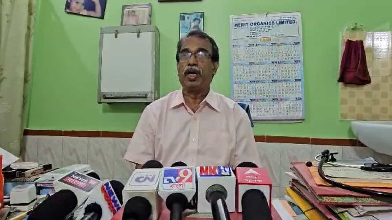 Rampurhat: প্রেসক্রিপশনে প্রতিবাদ করায় ডাক্তারের নামে 'ফতোয়া' জারি রামপুরহাটে? Rampurhat: প্রেসক্রিপশনে প্রতিবাদ করায় ডাক্তারের নামে 'ফতোয়া' জারি রামপুরহাটে?