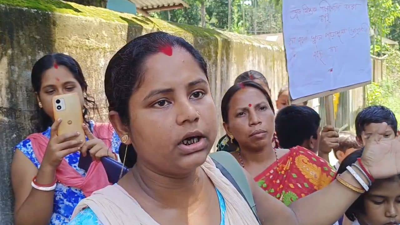 Dhupguri: মাইনে পান, অথচ জলপাইগুড়িতে বসে উনি, স্কুলে তালা ঝোলালেন অভিভাবকরা