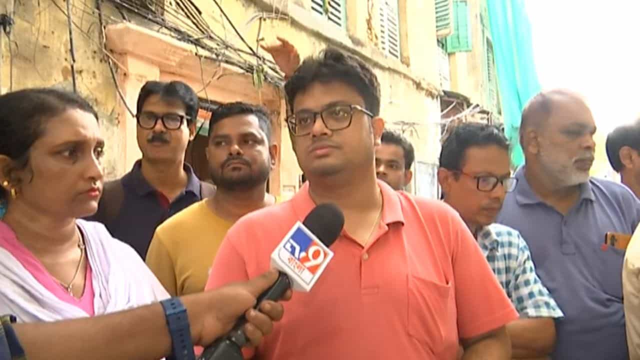 Bowbazar Metro: বউবাজারে আবার মেট্রোর কাজে বিপত্তি, ক্ষোভে ফুঁসছেন এলাকার লোকেরা Bowbazar Metro: বউবাজারে আবার মেট্রোর কাজে বিপত্তি, ক্ষোভে ফুঁসছেন এলাকার লোকেরা