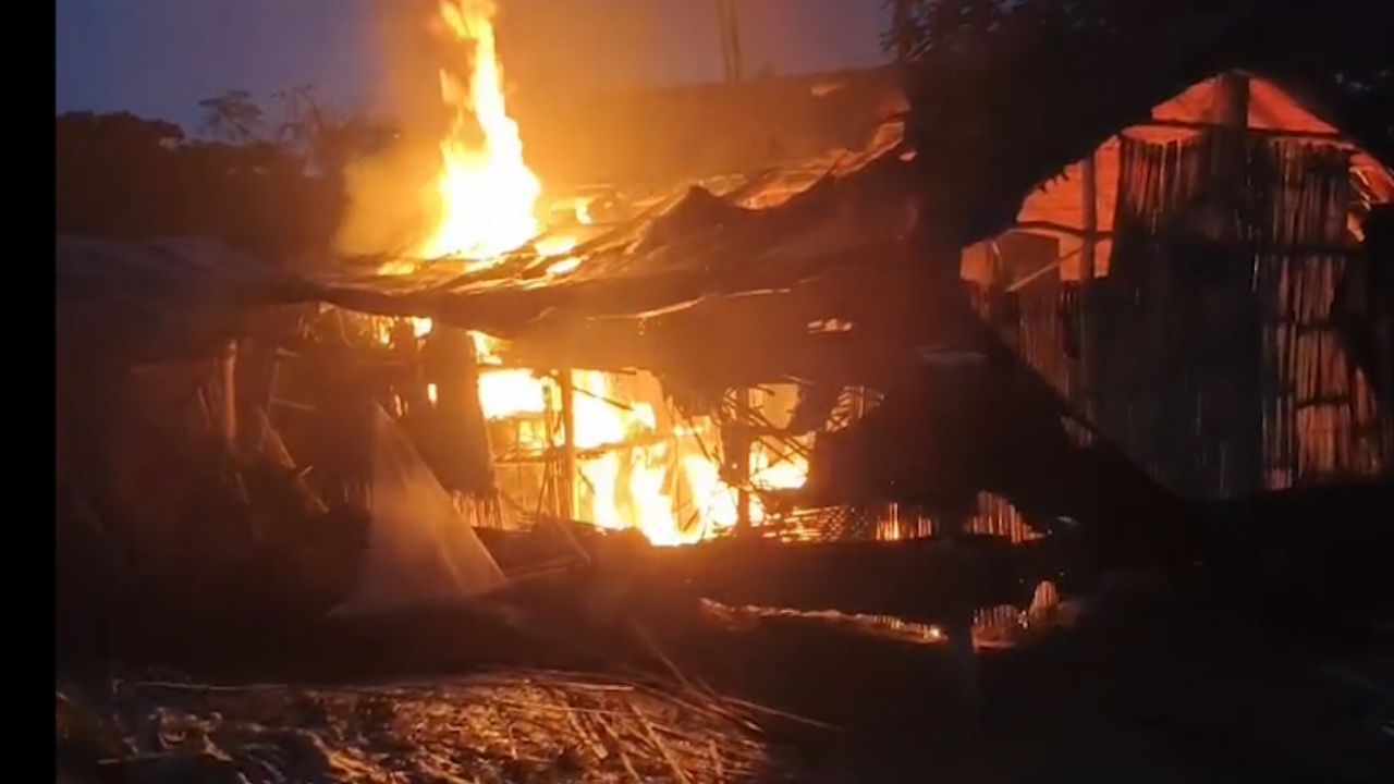 Polerhat: মদের আসরে বিবাদ, ঘাড়ে ধারাল অস্ত্রের কোপ; বাড়িতে অগ্নিসংযোগ