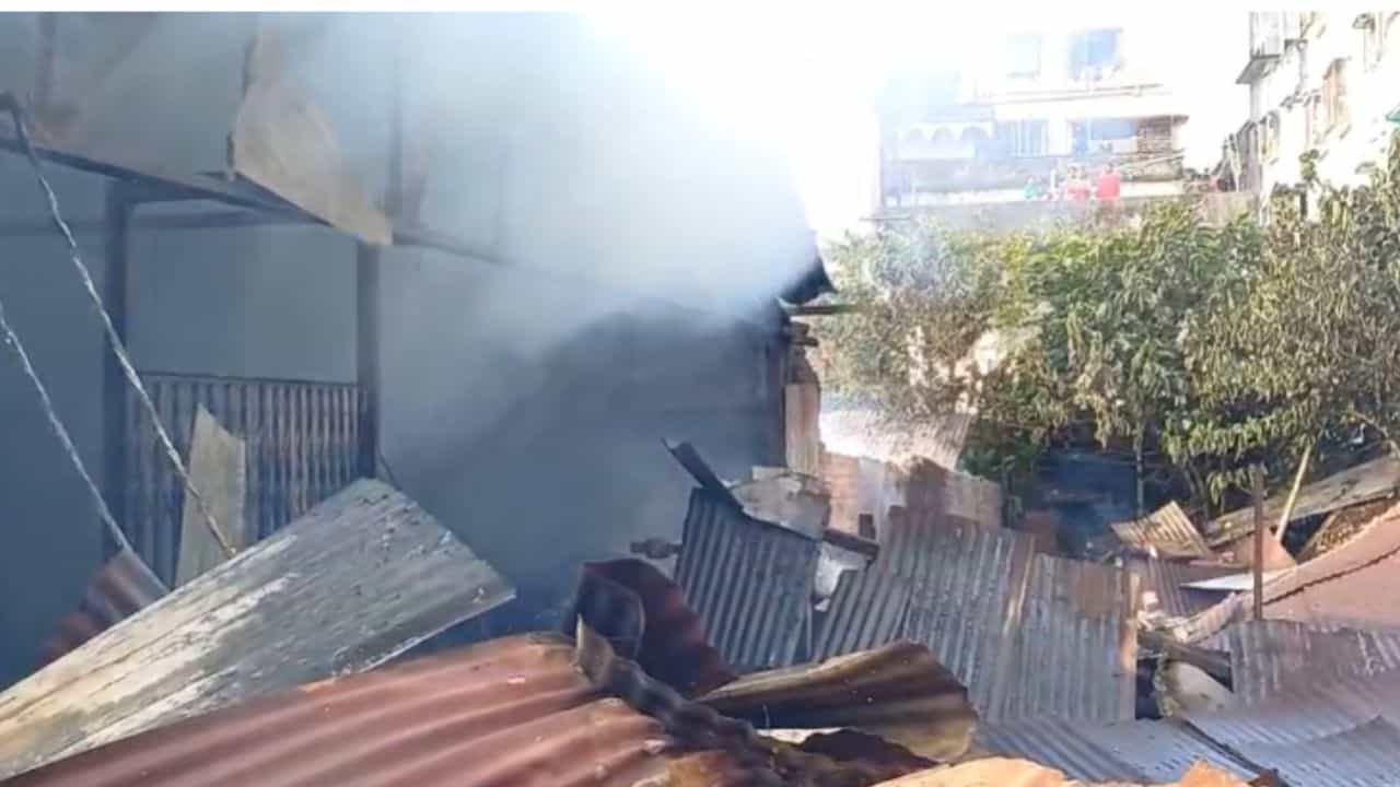 Fire: পাতিপুকুরে কার্ডবোর্ড কারখানায় ভয়াবহ আগুন, পৌঁছলেন দমকল মন্ত্রী Fire: পাতিপুকুরে কার্ডবোর্ড কারখানায় ভয়াবহ আগুন, পৌঁছলেন দমকল মন্ত্রী