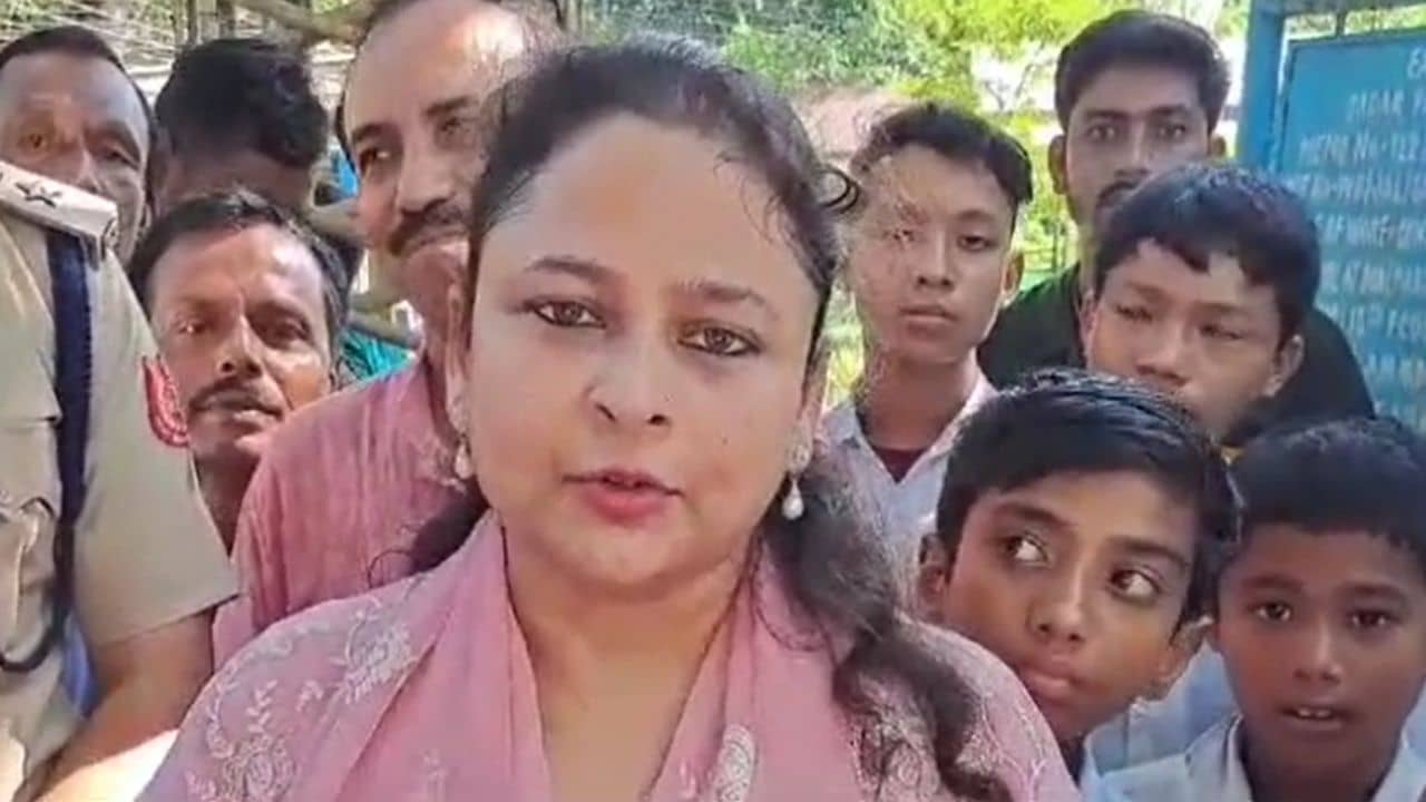 DM: আমিও তো বাড়ির টয়লেট নিজে পরিষ্কার করি, সুস্বাস্থ্যকেন্দ্রের কর্মীকে ধমক ডিএমের