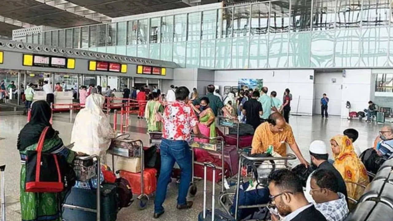 Kolkata Airport: রঙিন আলোয় ধাঁধাল চোখ, কলকাতা বিমানবন্দর থেকে প্লেন উড়তেই এক কাণ্ড