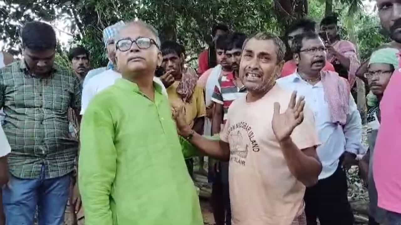 Pashkura: পুরপ্রশাসক যেতেই হাউ হাউ করে কেঁদে ফেললেন দুর্গত গণেশ Pashkura: পুরপ্রশাসক যেতেই হাউ হাউ করে কেঁদে ফেললেন দুর্গত গণেশ