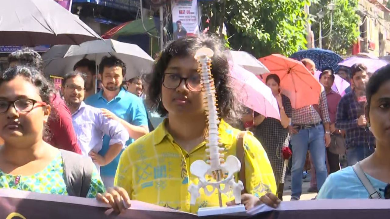 Doctor's Protest: হাতে প্রতীকী শিরদাঁড়া-গোলাপ, লালবাজার অভিযানে ডাক্তাররা