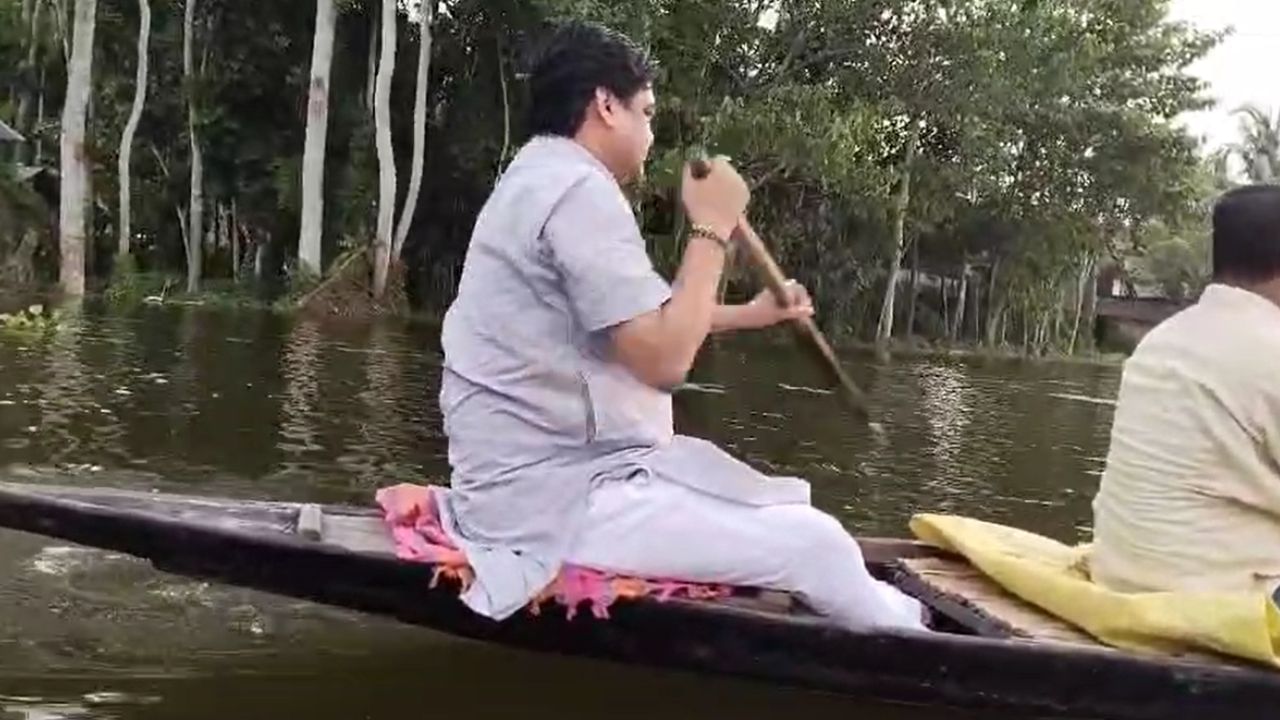 Santanu Thakur: বৈঠা বেয়ে ত্রাণ নিয়ে গেলেন শান্তনু ঠাকুর, তৃণমূল বলছে, 'লোক দেখানো'