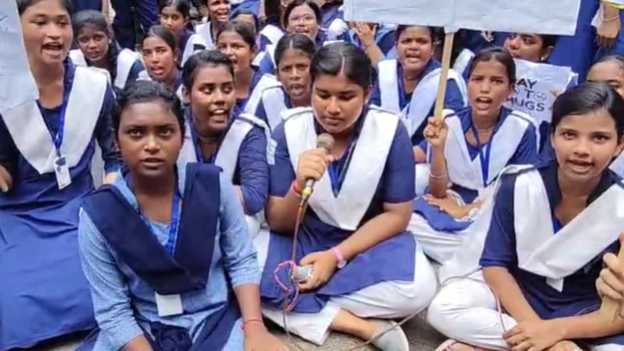 School: আরাবুল-অনুব্রতরাও এবার স্কুল চালাবে না তো! শিক্ষামহলে বাড়ছে আশঙ্কা School: আরাবুল-অনুব্রতরাও এবার স্কুল চালাবে না তো! শিক্ষামহলে বাড়ছে আশঙ্কা