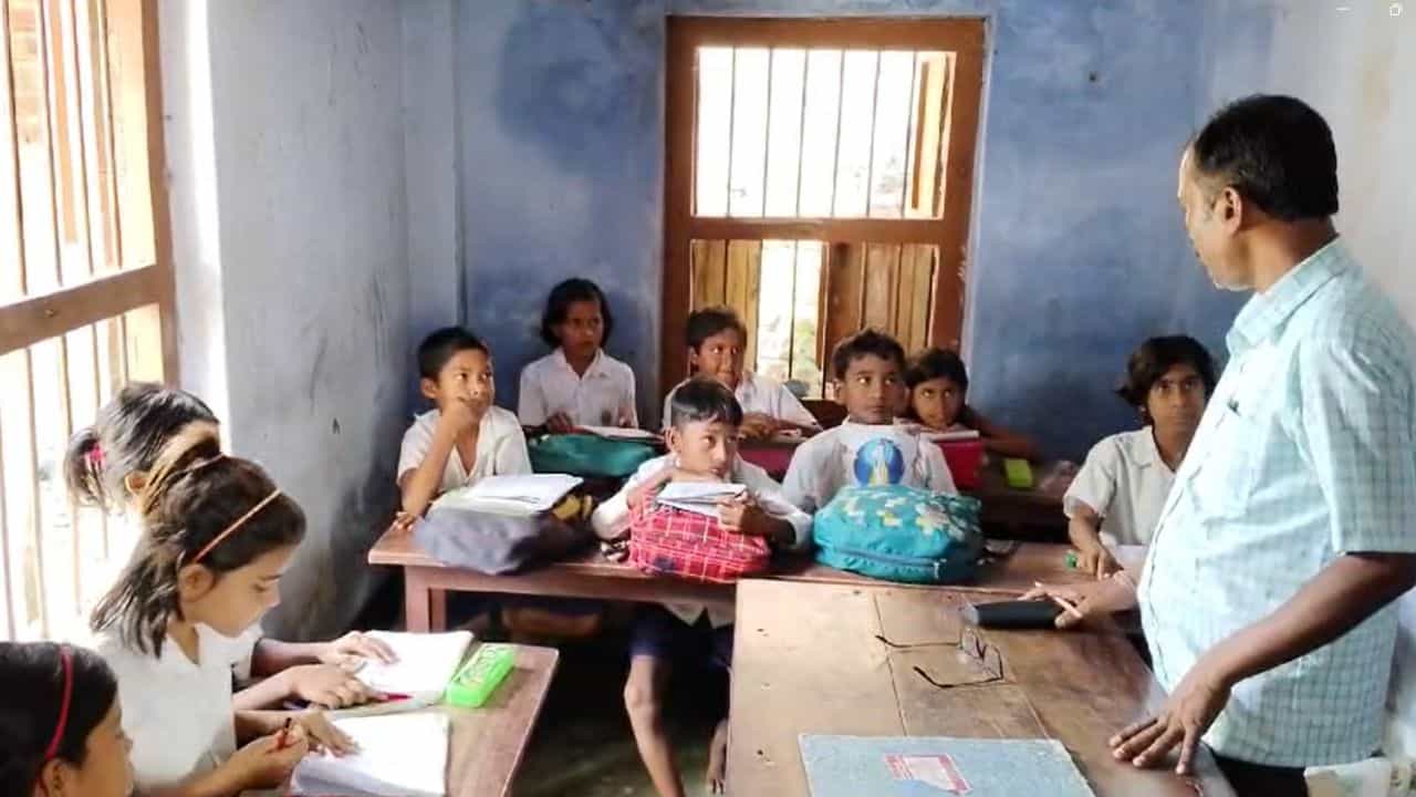 Dinajpur: শিক্ষকরা সময়মতো আসেন না স্কুলে, ভাবতেও পারেননি এমন ঘটনা ঘটবে... Dinajpur: শিক্ষকরা সময়মতো আসেন না স্কুলে, ভাবতেও পারেননি এমন ঘটনা ঘটবে...