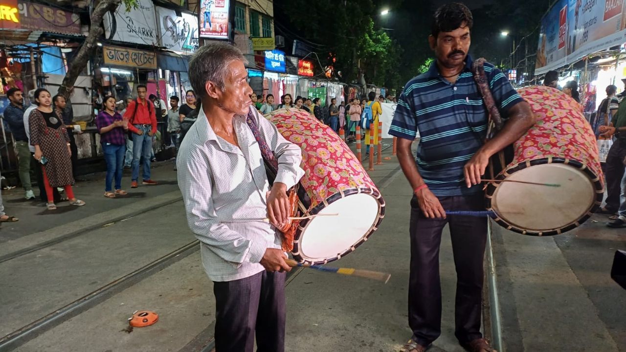 Dhaki: ঢাকের বোলে এবার মূর্ত প্রতিবাদ, বিচার চাইছেন ঢাকিরাও