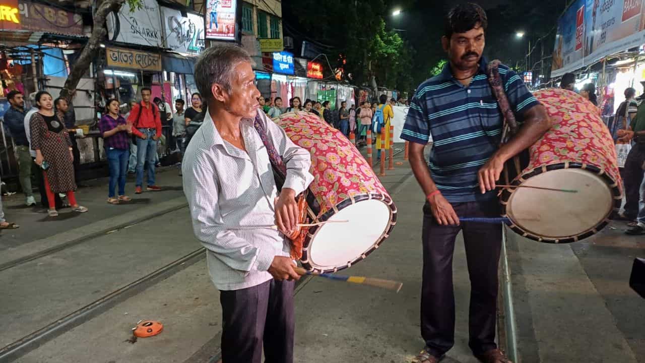 Dhaki: ঢাকের বোলে এবার মূর্ত প্রতিবাদ, বিচার চাইছেন ঢাকিরাও Dhaki: ঢাকের বোলে এবার মূর্ত প্রতিবাদ, বিচার চাইছেন ঢাকিরাও