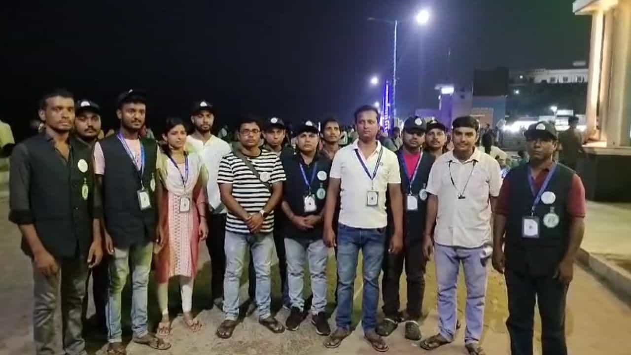Digha: দিঘা-মন্দারমণিতে এবার নতুন চমক, একদল তরুণ মুখ আপনার সাহায্যার্থে... Digha: দিঘা-মন্দারমণিতে এবার নতুন চমক, একদল তরুণ মুখ আপনার সাহায্যার্থে...