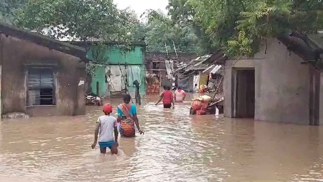Arambag: খাবার না দিয়ে ছবি তুলছে! সিনেমায় নামব নাকি?, ফুঁসছে জলমগ্ন গ্রামবাসী
