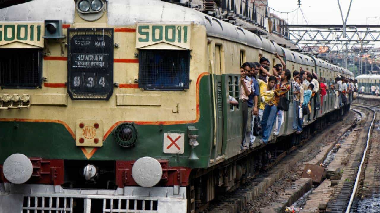Local Train: রাত ৮টার পর শিয়ালদহ থেকে চলবে না কোনও ট্রেন, বড় ঘোষণা রেলের Local Train: রাত ৮টার পর শিয়ালদহ থেকে চলবে না কোনও ট্রেন, বড় ঘোষণা রেলের