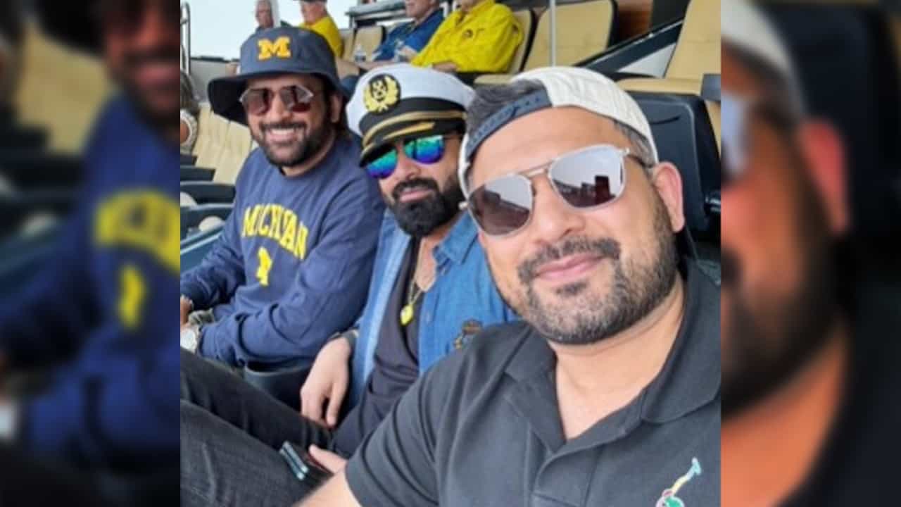 MS Dhoni: ফুটবলে মজে মহেন্দ্র সিং ধোনি, সঙ্গী কাছের মানুষেরা MS Dhoni: ফুটবলে মজে মহেন্দ্র সিং ধোনি, সঙ্গী কাছের মানুষেরা