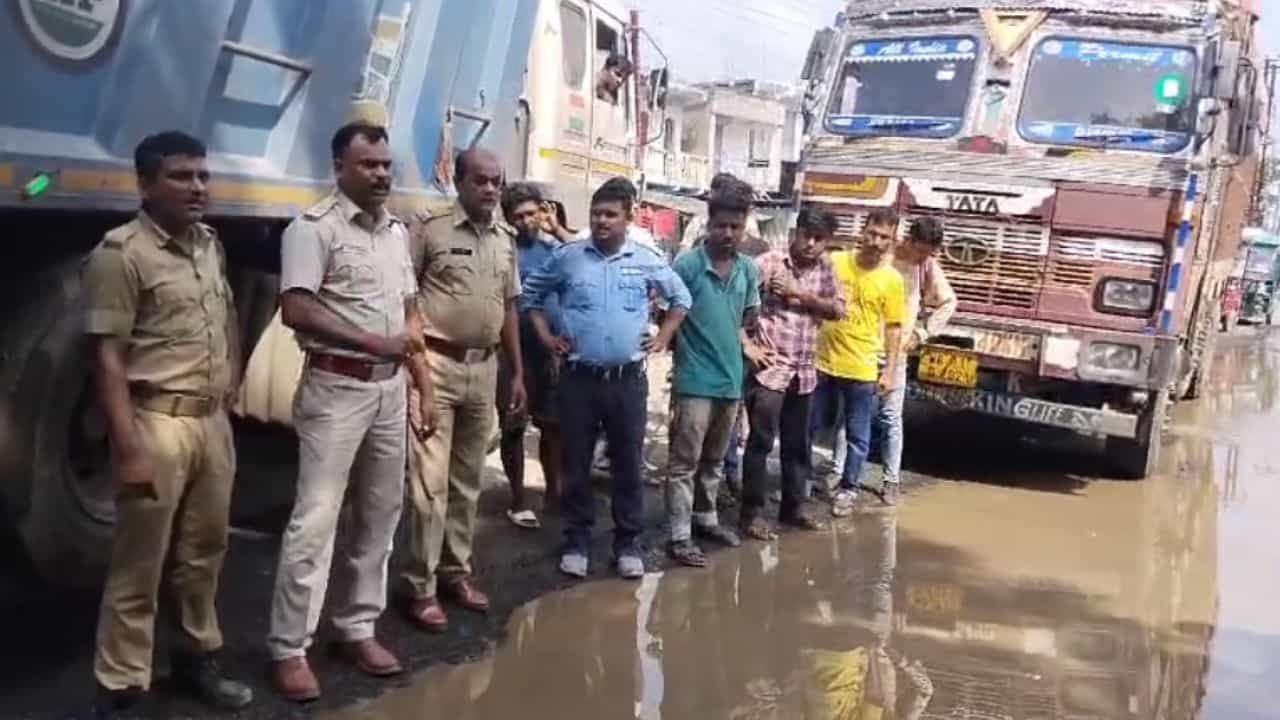 Malda: রাস্তা খারাপ, গর্ভবতী মহিলা সহ উল্টে গেল টোটো Malda: রাস্তা খারাপ, গর্ভবতী মহিলা সহ উল্টে গেল টোটো
