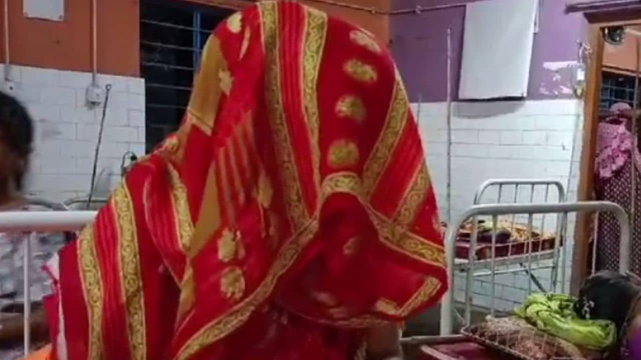 Malda: ভাইয়ের বৌ এর দিকে নজর! মহিলা কুপ্রস্তাবে রাজি না হওয়ায় মার, পলাতক পুলিশ কর্মী