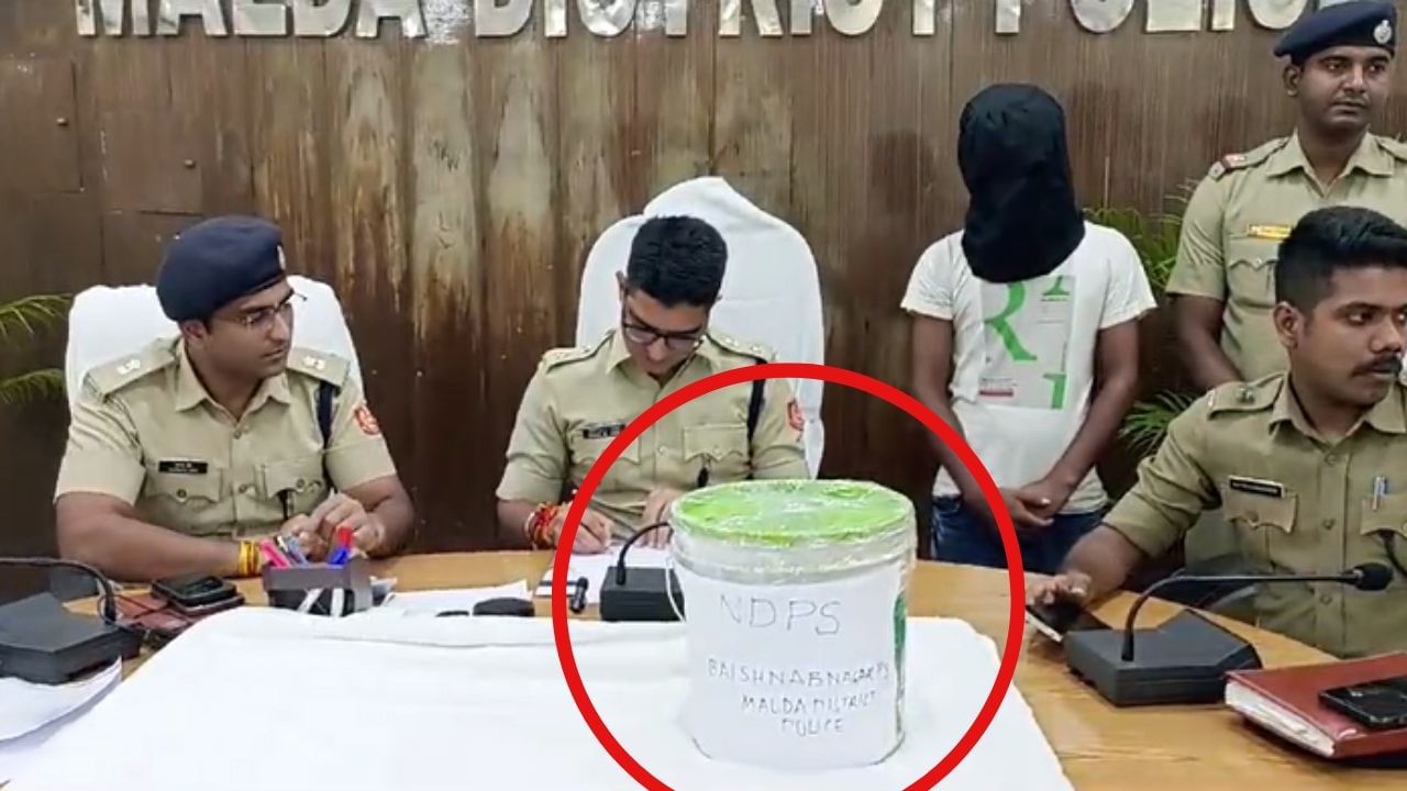 Maldah: এই জারেই রয়েছে পাঁচ কোটির সম্পত্তি, উদ্ধার করল পুলিশ Maldah: এই জারেই রয়েছে পাঁচ কোটির সম্পত্তি, উদ্ধার করল পুলিশ