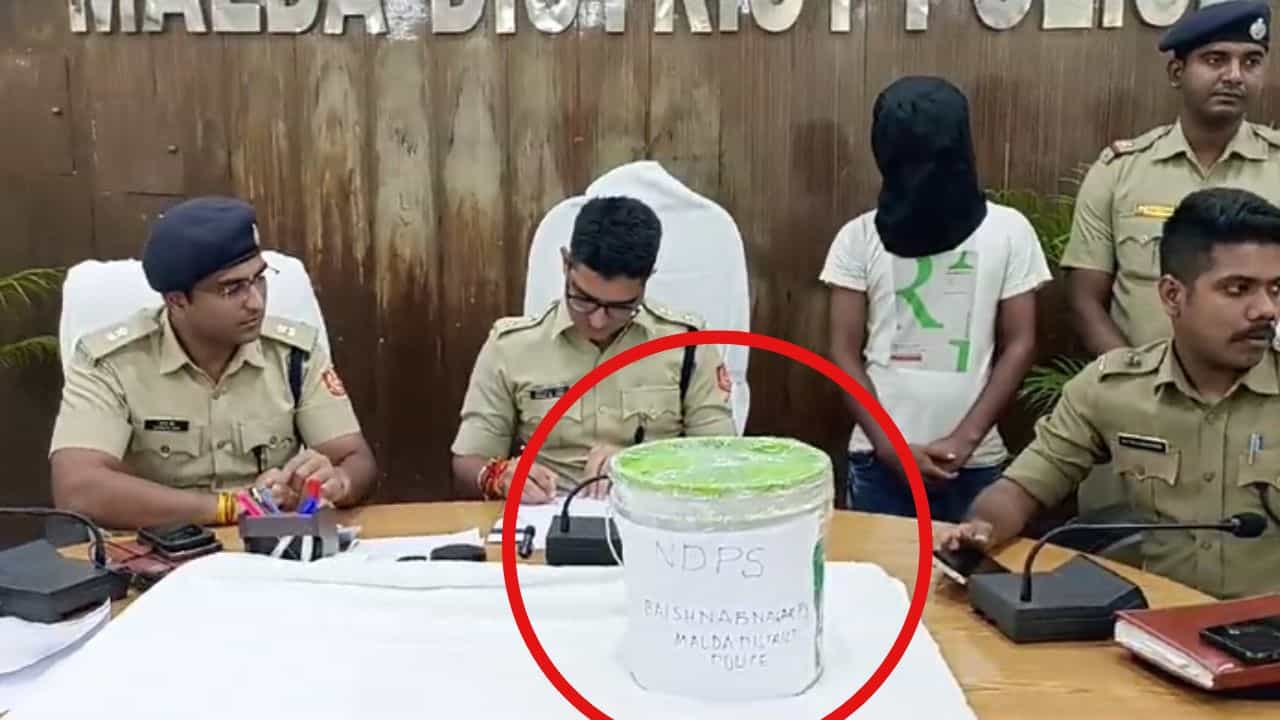 Maldah: এই জারেই রয়েছে পাঁচ কোটির সম্পত্তি, উদ্ধার করল পুলিশ Maldah: এই জারেই রয়েছে পাঁচ কোটির সম্পত্তি, উদ্ধার করল পুলিশ