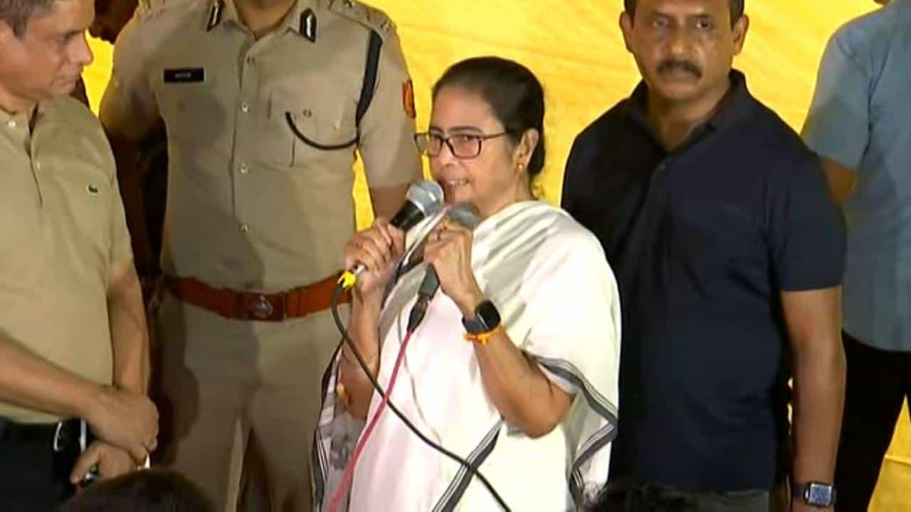 CM Mamata Banerjee: যাঁরা ভাবছেন কেউ আমার বন্ধু, আমি তাঁদের চিনিই না: মমতা CM Mamata Banerjee: যাঁরা ভাবছেন কেউ আমার বন্ধু, আমি তাঁদের চিনিই না: মমতা