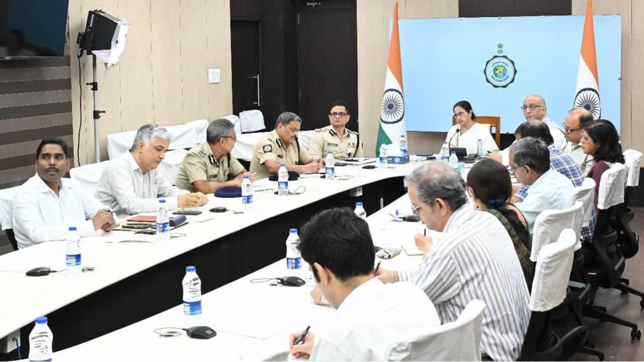 CM Mamata Banerjee: পুজোর থেকে বন্যায় বেশি নজর দিন, মন্ত্রীদের কড়া নির্দেশ মুখ্যমন্ত্রীর CM Mamata Banerjee: পুজোর থেকে বন্যায় বেশি নজর দিন, মন্ত্রীদের কড়া নির্দেশ মুখ্যমন্ত্রীর
