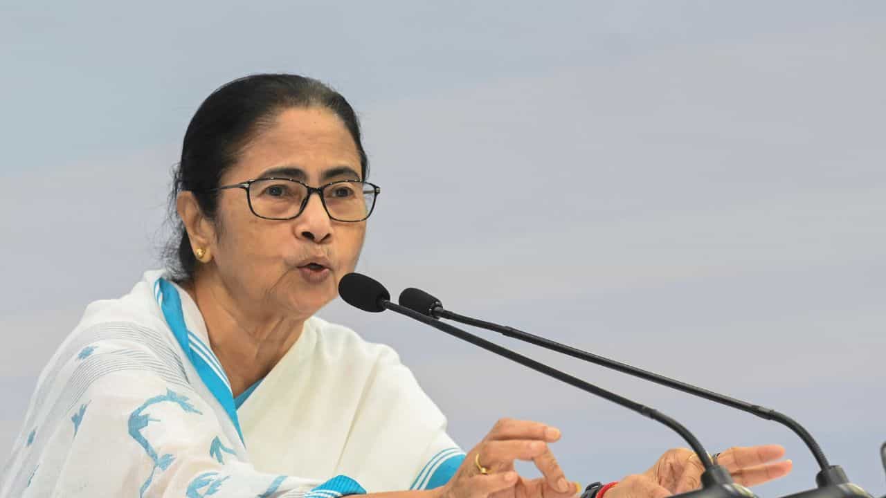 Mamata Banerjee: অধ্যক্ষদের কড়া বার্তা মমতার, বললেন,'চেয়ার চিরকাল এক থাকে না' Mamata Banerjee: অধ্যক্ষদের কড়া বার্তা মমতার, বললেন,'চেয়ার চিরকাল এক থাকে না'