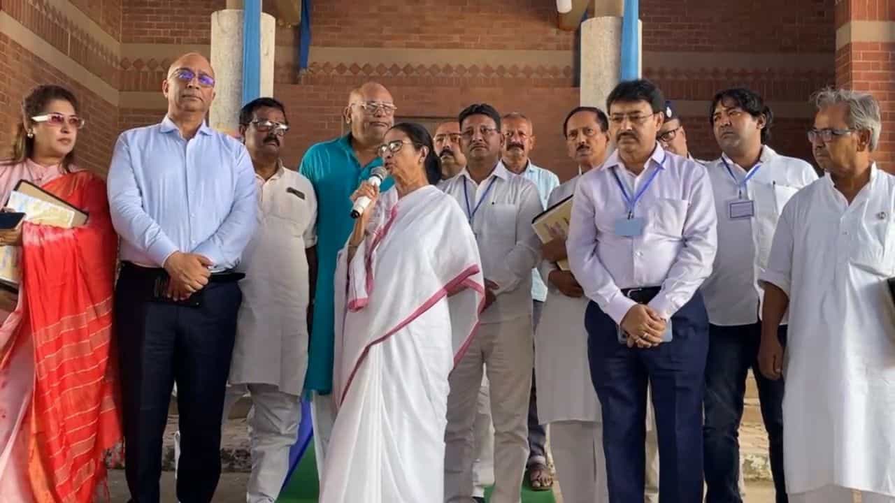 Mamata Banerjee: বন্যায় মৃত্যু ২৮ জনের, পরিবার পিছু ২ লক্ষ টাকা করে ক্ষতিপূরণ ঘোষণা মমতার Mamata Banerjee: বন্যায় মৃত্যু ২৮ জনের, পরিবার পিছু ২ লক্ষ টাকা করে ক্ষতিপূরণ ঘোষণা মমতার
