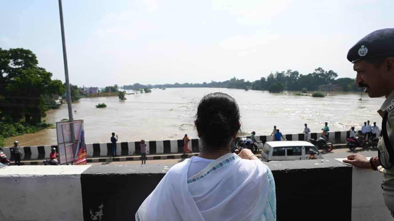 Mamata Banerjee: 'বাংলাকে ডুবিয়েছে ওঁরাই', পরিস্থিতি দেখে ক্ষোভে ফেটে পড়লেন মমতা Mamata Banerjee: 'বাংলাকে ডুবিয়েছে ওঁরাই', পরিস্থিতি দেখে ক্ষোভে ফেটে পড়লেন মমতা