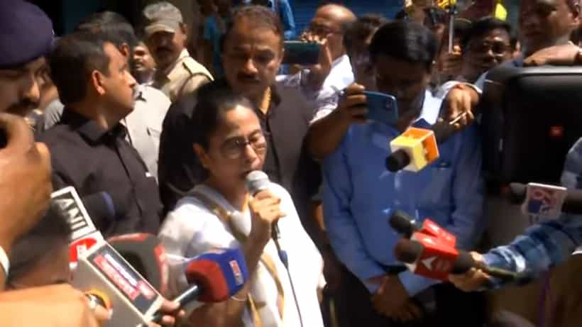 Mamata Banerjee: DVC-র সঙ্গে আর সম্পর্ক রাখব কি না, ভেবে দেখব, পাঁশকুড়ায় প্লাবিত এলাকায় দাঁড়িয়ে মমতা