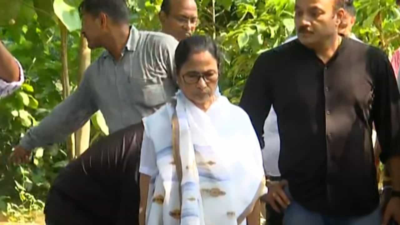 Mamata Banerjee: মমতা তখন বানভাসি এলাকা পরিদর্শনে, হঠাৎই কালীঘাট থেকে এল অভিষেকের মায়ের ফোন, 'দিদি' শুনেই বললেন, 'শিগগিরি সরে যা...' কী হল? Mamata Banerjee: মমতা তখন বানভাসি এলাকা পরিদর্শনে, হঠাৎই কালীঘাট থেকে এল অভিষেকের মায়ের ফোন, 'দিদি' শুনেই বললেন, 'শিগগিরি সরে যা...' কী হল?