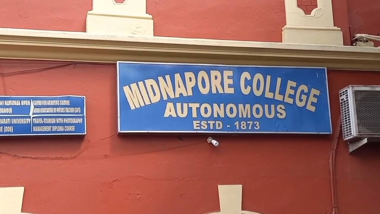 Medinipur College: ছাত্রীদের মোবাইল নম্বর নিয়ে দিনের পর দিন একই কাজ, গুরুতর অভিযোগ কলেজের অস্থায়ী কর্মীর বিরুদ্ধে