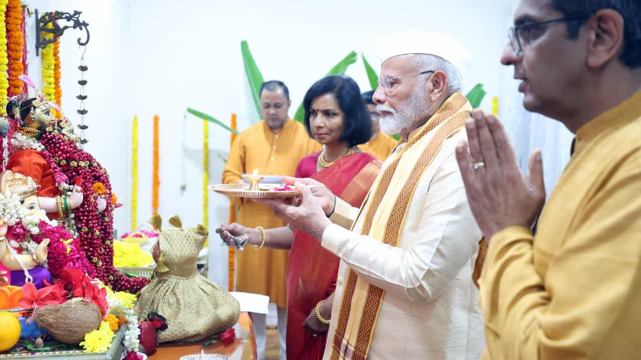 PM Modi-CJI: প্রধান বিচারপতির বাড়ির গণেশ পুজোয় হাজির প্রধানমন্ত্রী, চাইলেন এই আশীর্বাদ PM Modi-CJI: প্রধান বিচারপতির বাড়ির গণেশ পুজোয় হাজির প্রধানমন্ত্রী, চাইলেন এই আশীর্বাদ