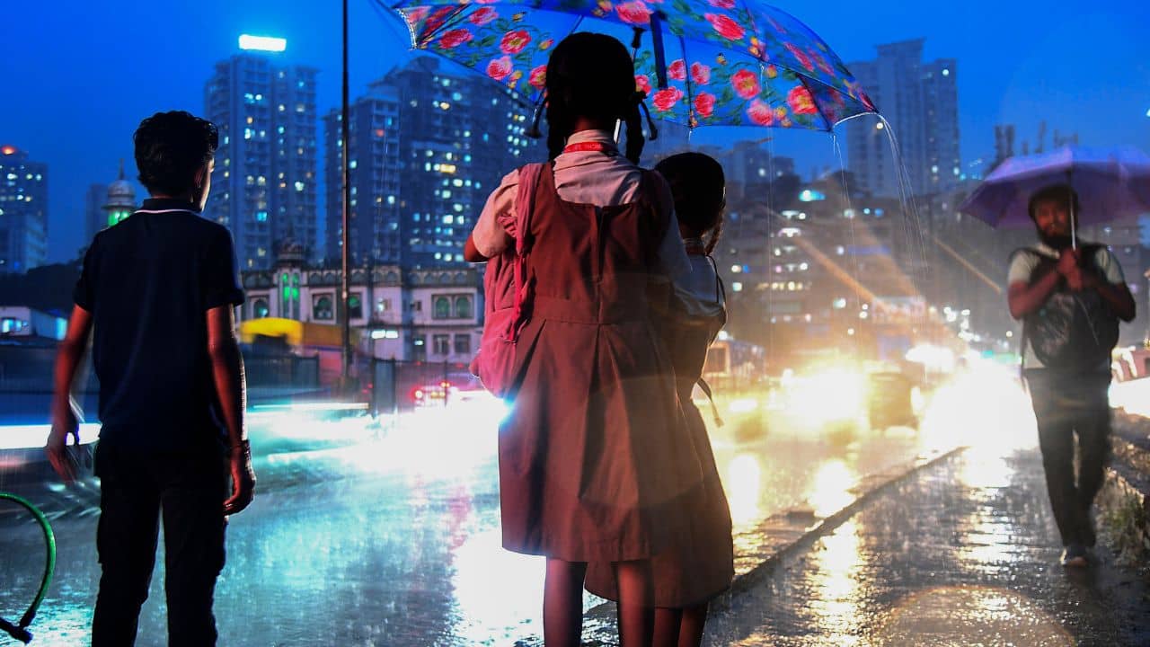 Heavy rain in Mumbai: ভারী বৃষ্টিতে ফের বিপর্যস্ত মুম্বই, বৃহস্পতিবার স্কুল-কলেজ ছুটি