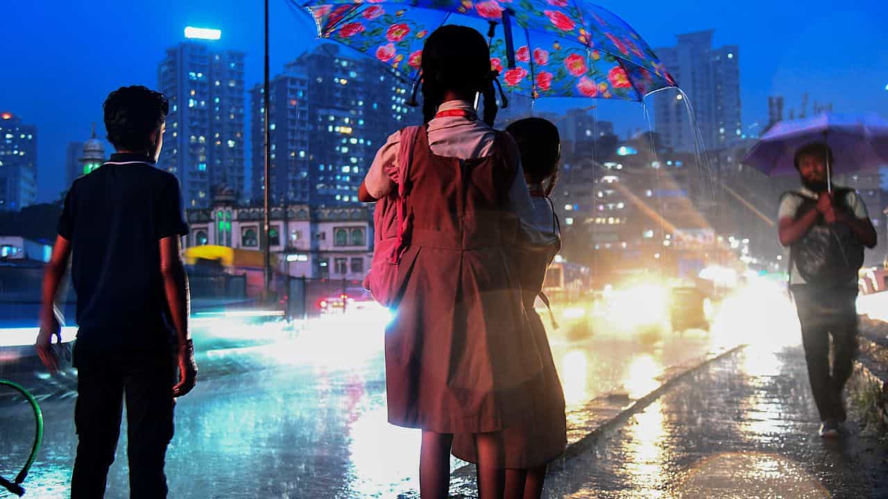 Heavy rain in Mumbai: ভারী বৃষ্টিতে ফের বিপর্যস্ত মুম্বই, বৃহস্পতিবার স্কুল-কলেজ ছুটি Heavy rain in Mumbai: ভারী বৃষ্টিতে ফের বিপর্যস্ত মুম্বই, বৃহস্পতিবার স্কুল-কলেজ ছুটি