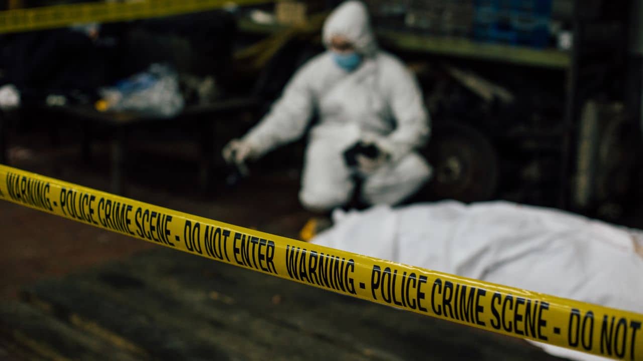 শুকিয়ে কাঠ রক্তের বিন্দুও, পচা মাংসের দুর্গন্ধ ভেবেই ফ্রিজ খুলতে দেখলেন, সাজানো কাটা মাথা-হাত!