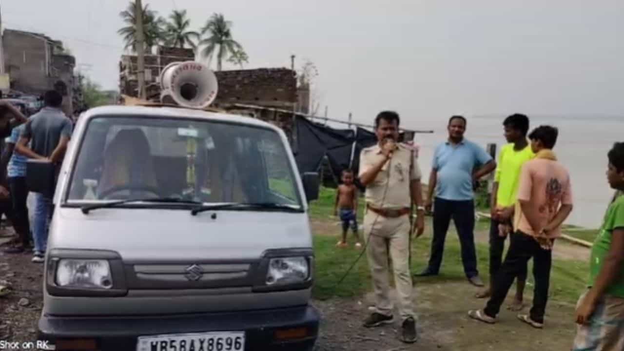 Murshidabad: ফের বাড়তে চলেছে গঙ্গার জলস্তর, এলাকায় মাইকিং শুরু করল পুলিশ Murshidabad: ফের বাড়তে চলেছে গঙ্গার জলস্তর, এলাকায় মাইকিং শুরু করল পুলিশ