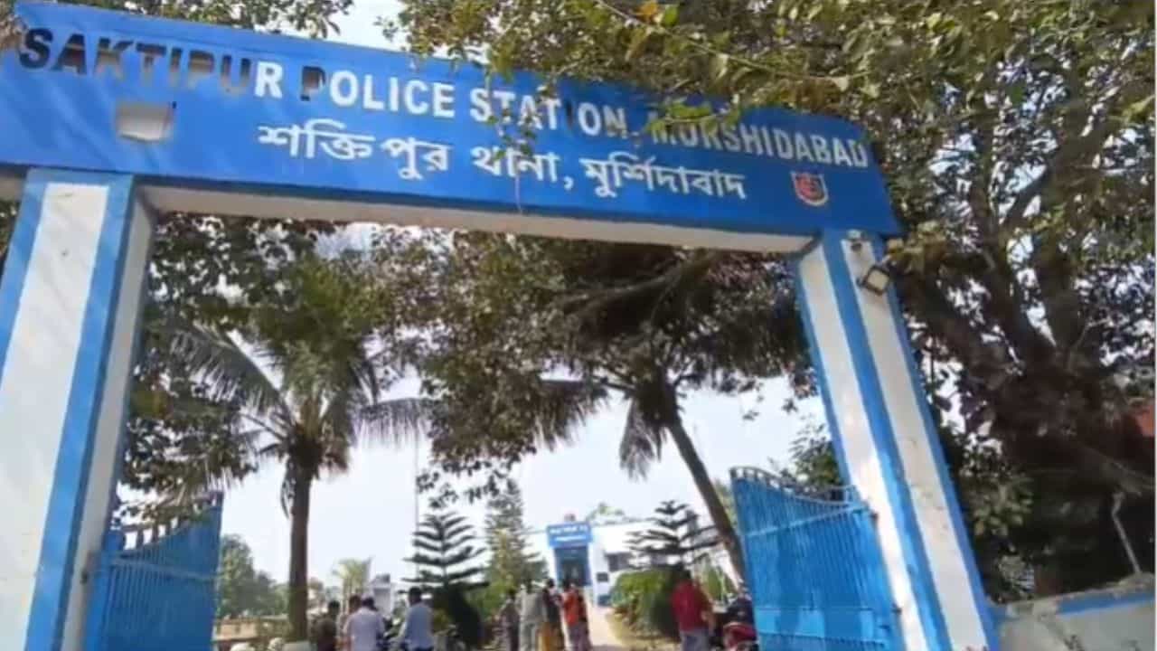 Murshidabad: মাছ ধরতে গিয়ে মাথায় ভেঙে পড়ল বাজ, ২১ বছরেই শেষ সবটা Murshidabad: মাছ ধরতে গিয়ে মাথায় ভেঙে পড়ল বাজ, ২১ বছরেই শেষ সবটা