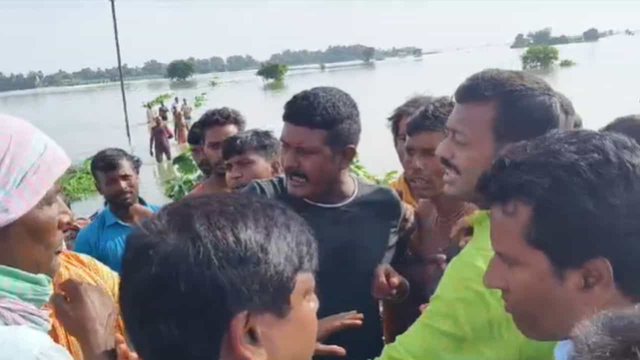 Murshidabad: মায়ের সঙ্গে ত্রাণ শিবিরে যাচ্ছিল, জলের তোড়ে ভেসে গেল শিশু Murshidabad: মায়ের সঙ্গে ত্রাণ শিবিরে যাচ্ছিল, জলের তোড়ে ভেসে গেল শিশু