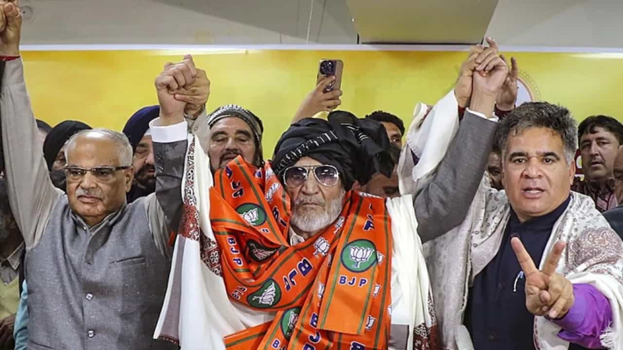 Jammu-Kashmir elections: গান্ধী-ম্যান্ডেলার সঙ্গে তুলনা করছে BJP, কে এই মুশতাক বুখারি? Jammu-Kashmir elections: গান্ধী-ম্যান্ডেলার সঙ্গে তুলনা করছে BJP, কে এই মুশতাক বুখারি?
