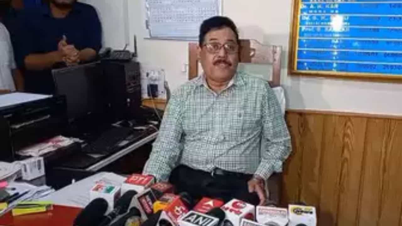 North Bengal Medical College: সাসপেন্ড ইন্টার্নরা, টারমিনেট হাউজস্টাফরা! উত্তরবঙ্গে থ্রেট কালচারে কড়া পদক্ষেপ North Bengal Medical College: সাসপেন্ড ইন্টার্নরা, টারমিনেট হাউজস্টাফরা! উত্তরবঙ্গে থ্রেট কালচারে কড়া পদক্ষেপ