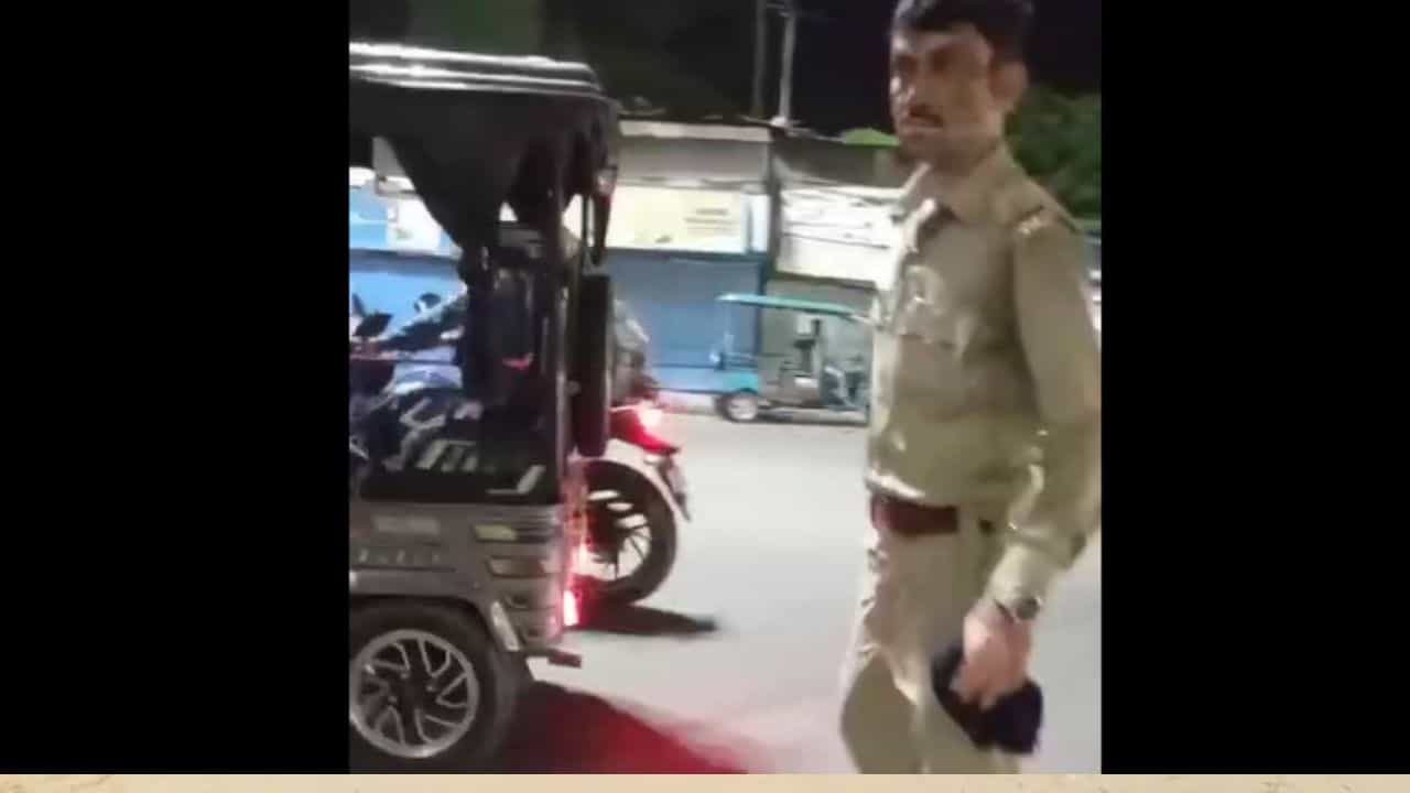 North Dinajapur: টলমল পা, টোটোয় খাচ্ছেন ধাক্কা, উর্দি পরিহিত পুলিশের ভিডিয়ো হল ভাইরাল North Dinajapur: টলমল পা, টোটোয় খাচ্ছেন ধাক্কা, উর্দি পরিহিত পুলিশের ভিডিয়ো হল ভাইরাল