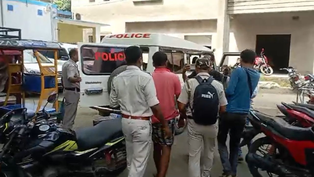 Nalhati: বাবাকে বাঁশ দিয়ে পিটিয়ে খুনের অভিযোগ ছেলের বিরুদ্ধে Nalhati: বাবাকে বাঁশ দিয়ে পিটিয়ে খুনের অভিযোগ ছেলের বিরুদ্ধে