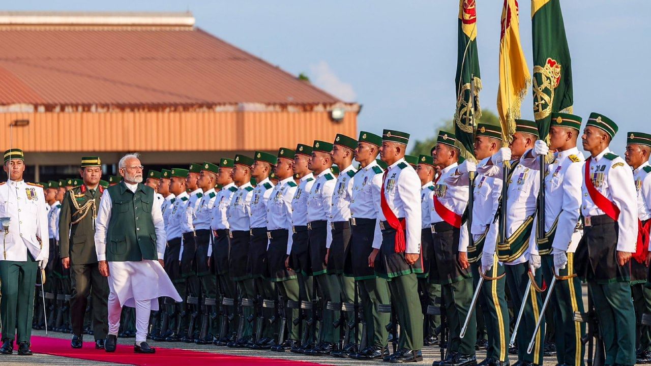 Modi in Brunei: সুলতানের আমন্ত্রণে ব্রুনেই সফরে প্রধানমন্ত্রী মোদী, বরণ করলেন শাহজাদা