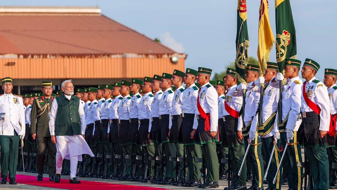 Modi in Brunei: সুলতানের আমন্ত্রণে ব্রুনেই সফরে প্রধানমন্ত্রী মোদী, বরণ করলেন শাহজাদা Modi in Brunei: সুলতানের আমন্ত্রণে ব্রুনেই সফরে প্রধানমন্ত্রী মোদী, বরণ করলেন শাহজাদা