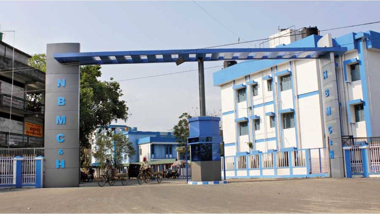 North Bengal Medical: অনৈতিকভাবে নেওয়া হচ্ছে টাকা, ফের অধ্যক্ষকে ঘেরাও করে বিক্ষোভ উত্তরবঙ্গ মেডিক্যালে